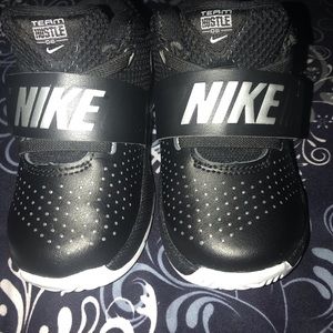 Nike hustle toddler size 7 wore once !!!